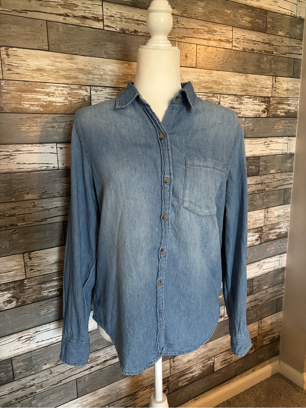 Old Navy Classic Denim Chambray Faded Button Down Long Sleeve Shirt Womens M
